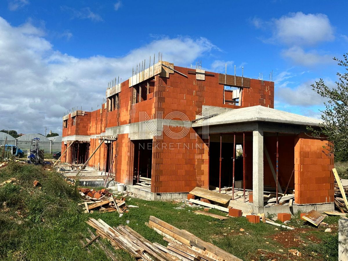 Liznjan - vendita di una villa bifamiliare con piscina