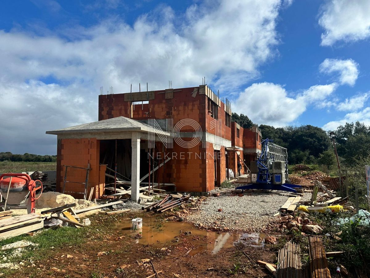 Liznjan - vendita di una villa bifamiliare con piscina