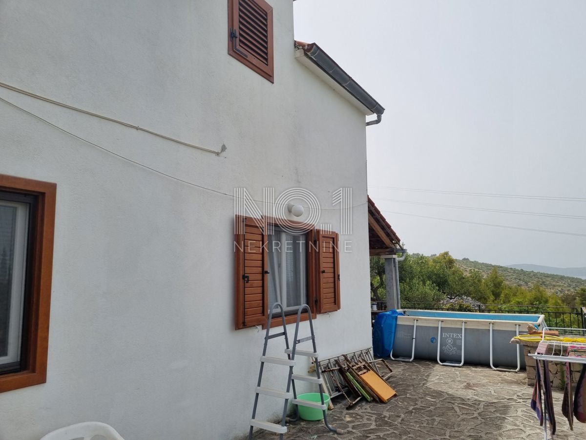 Gornje Bobovišće - una casa spaziosa con un'incantevole vista sul mare