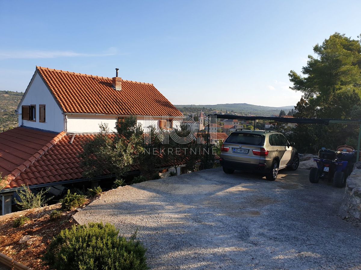 Gornje Bobovišće - una casa spaziosa con un'incantevole vista sul mare