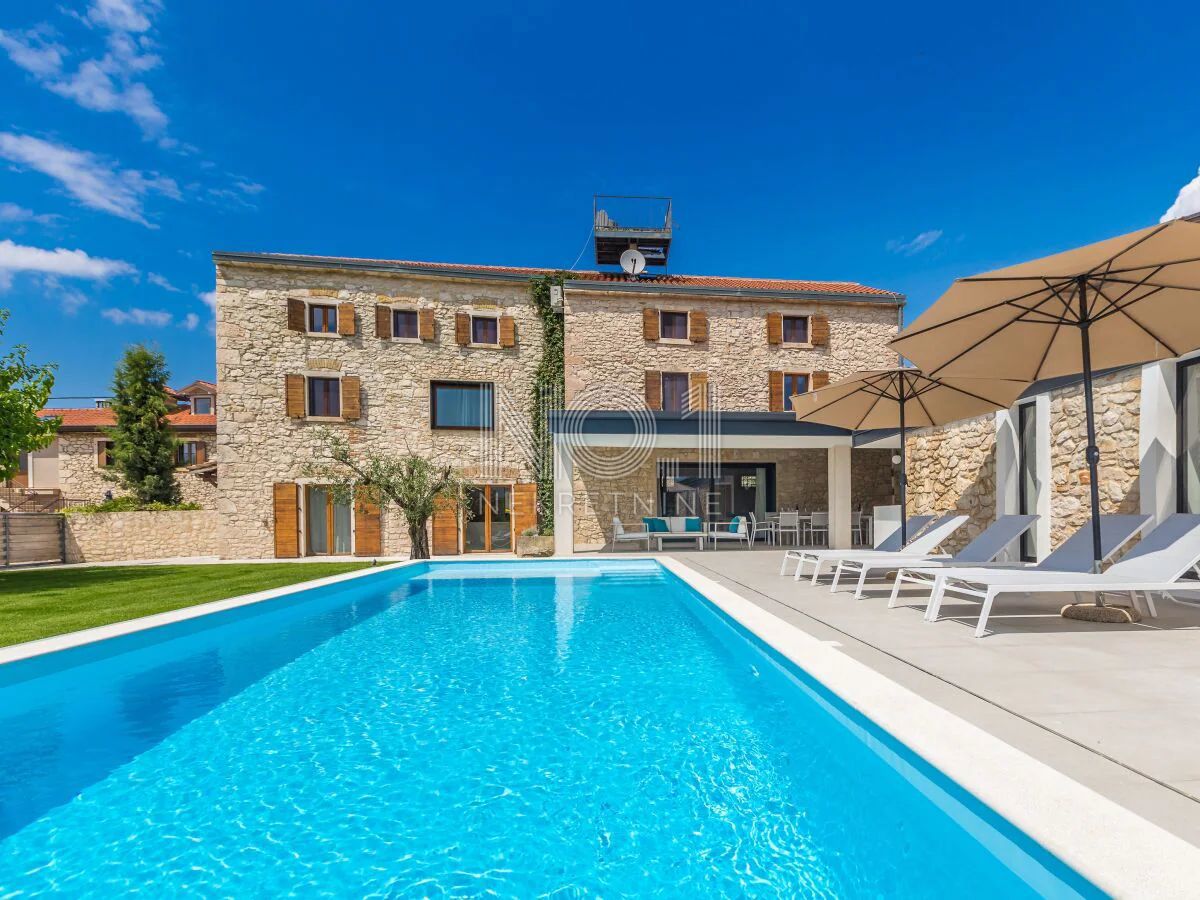 Verteneglio - vendita di una villa in pietra con piscina