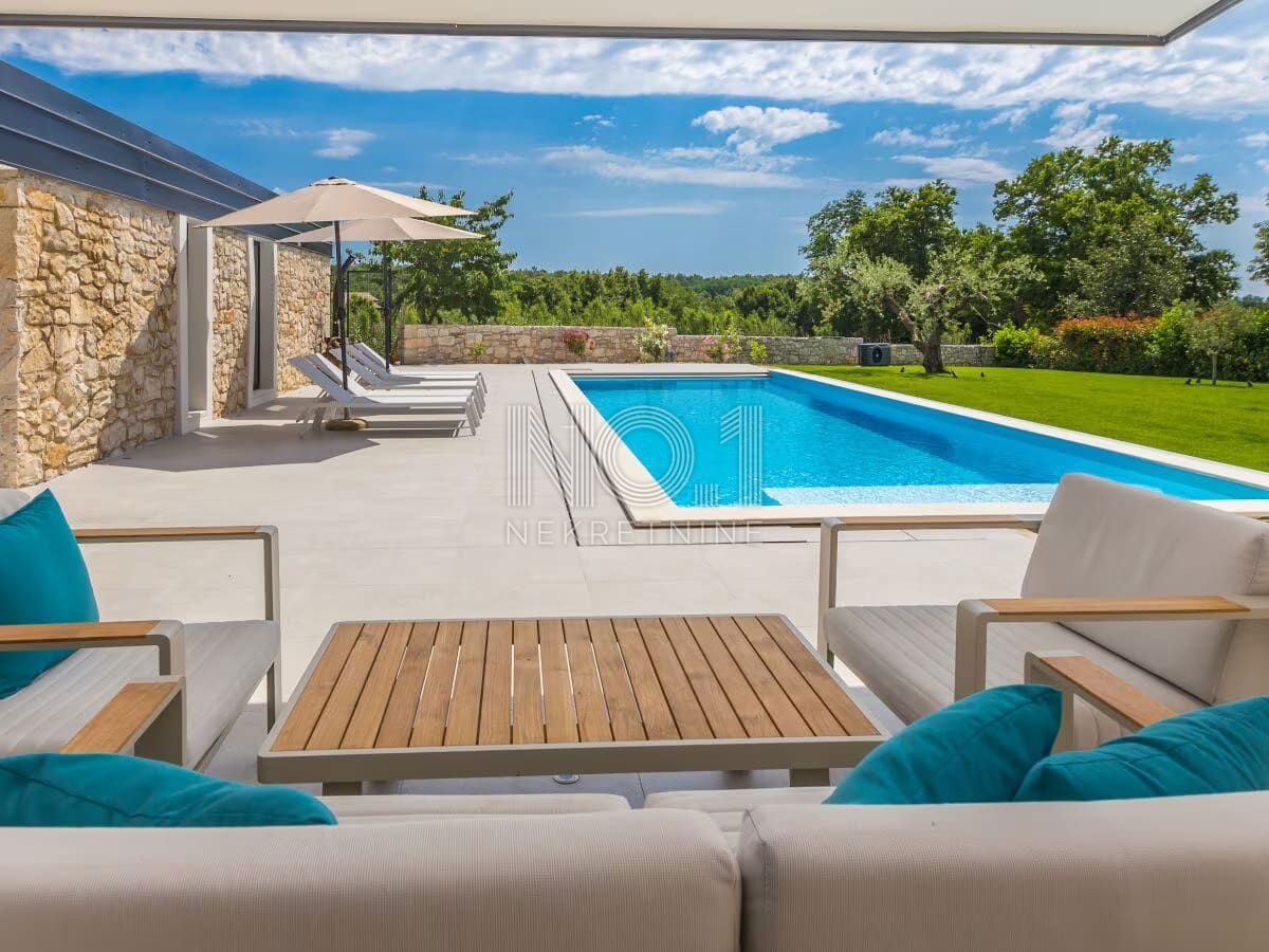 Verteneglio - vendita di una villa in pietra con piscina