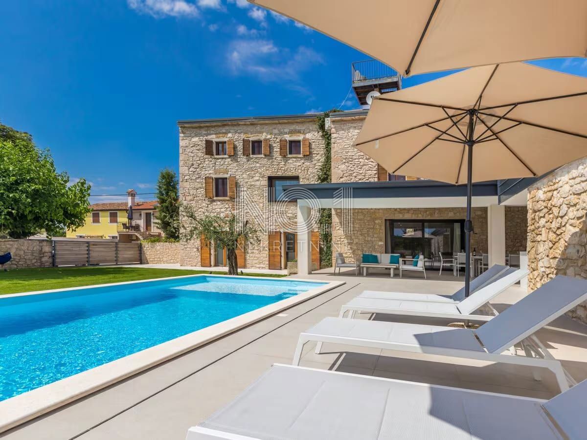 Verteneglio - vendita di una villa in pietra con piscina