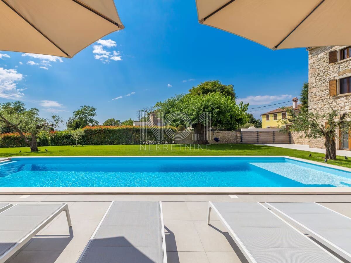 Verteneglio - vendita di una villa in pietra con piscina