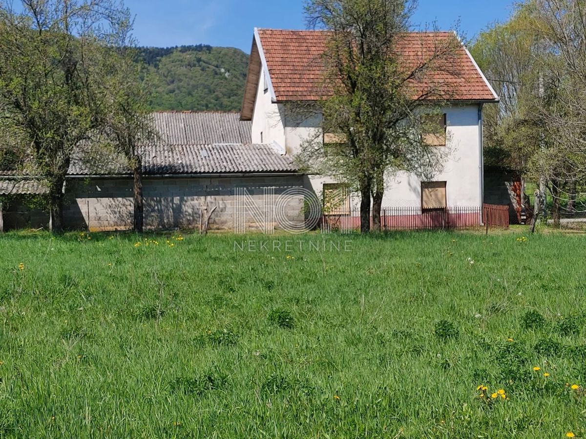 Ličko Lešće - casa in vendita con grande proprietà