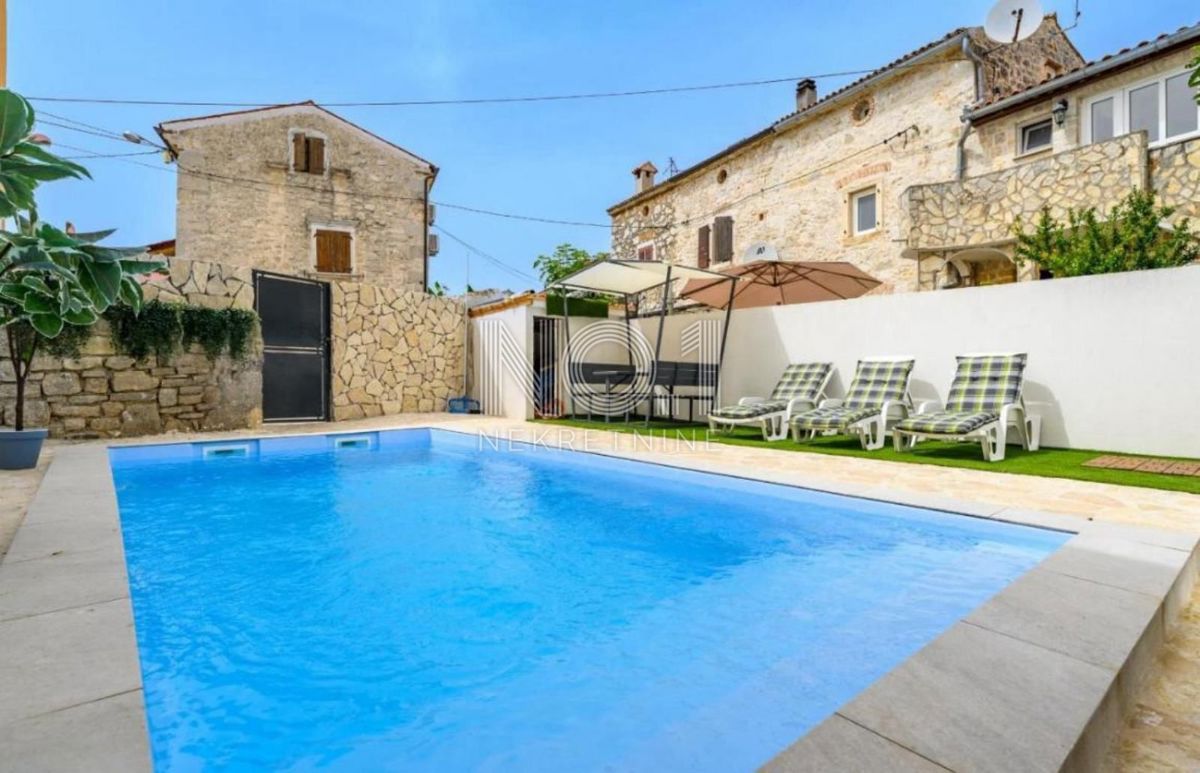 Poreč - vendita di una bellissima villa con piscina