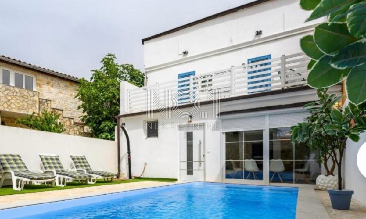 Poreč - vendita di una bellissima villa con piscina