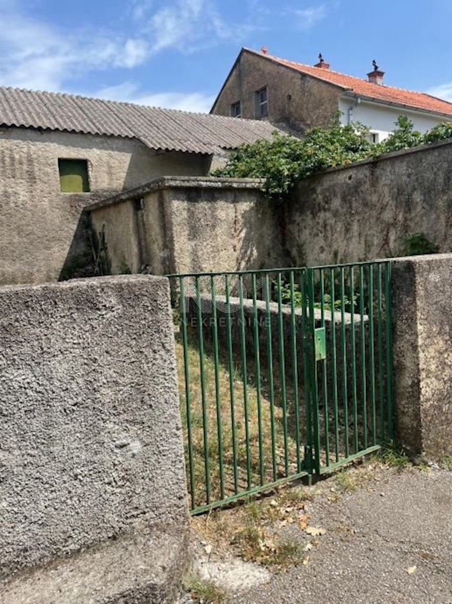 Tribalj - una casa vicino al mare con un ampio giardino