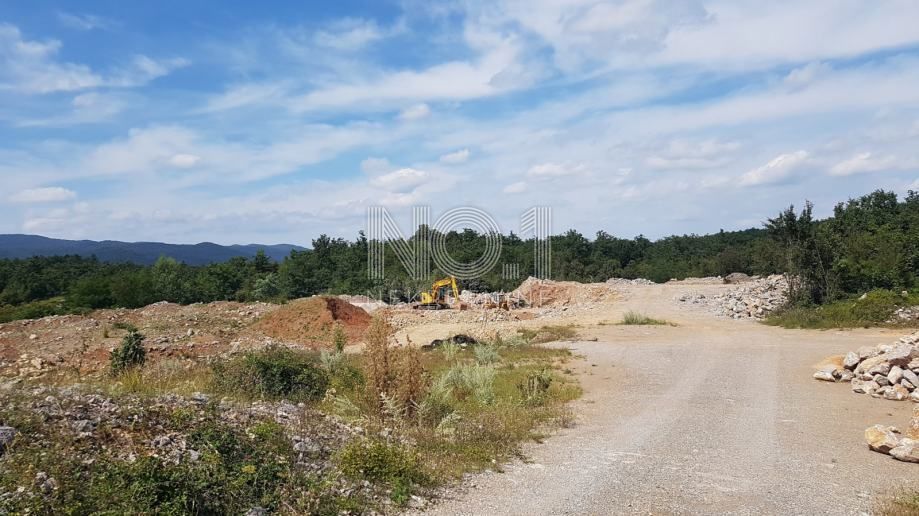 Permani - vendita di terreno nella zona commerciale