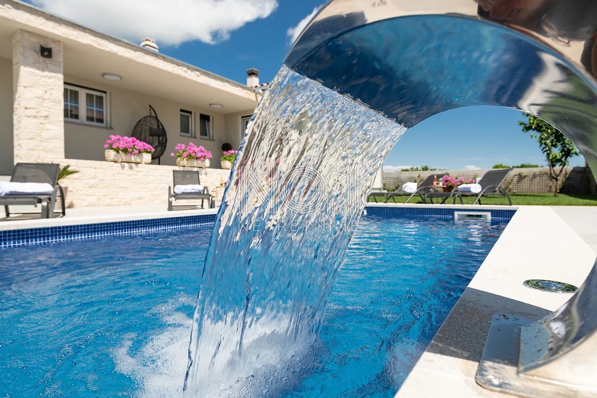 Marčana - vendita di una bella casa su un piano con piscina