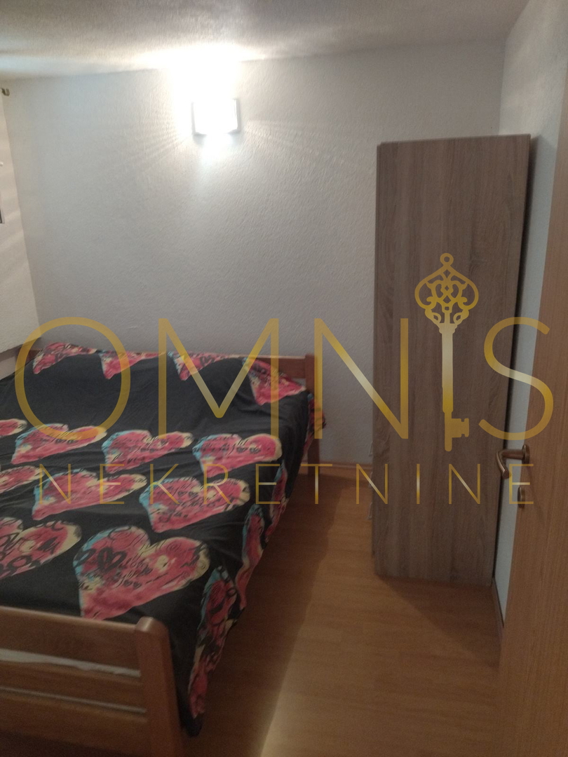 Novi Vinodolski, appartamento 75m2, 3 camere più soggiorno con angolo cottura, in vendita!