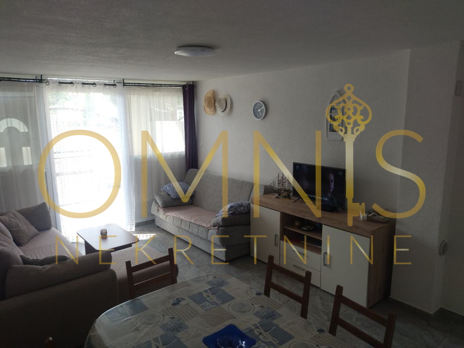 Novi Vinodolski, appartamento 75m2, 3 camere più soggiorno con angolo cottura, in vendita!