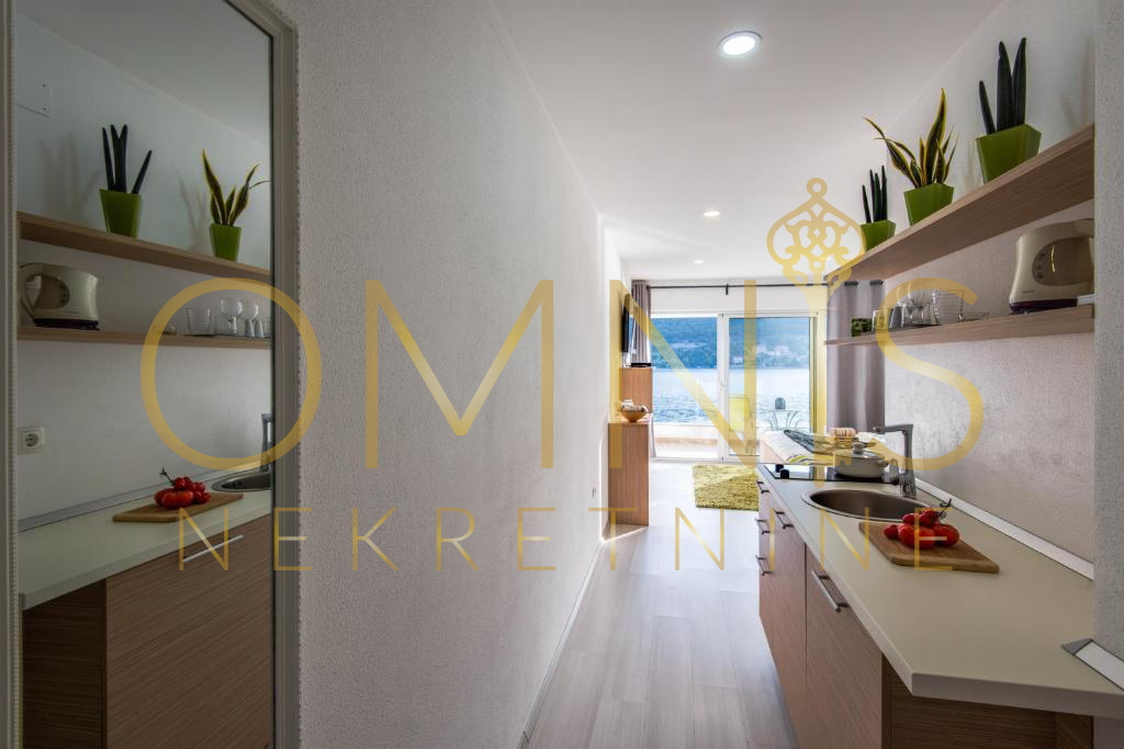 GREBAŠTICA – MINI HOTEL PRIMO FILA SUL MARE! 534 m² CON PISCINA E RISTORANTE