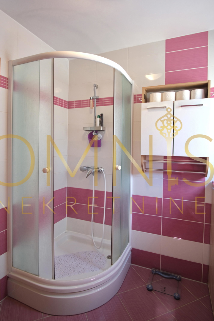 ISOLA DI KRK – KLIMNO, appartamento trilocale di 60 m² con vista mare, a 300 m dalla spiaggia