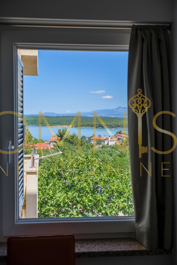 ISOLA DI KRK – KLIMNO, appartamento trilocale di 60 m² con vista mare, a 300 m dalla spiaggia