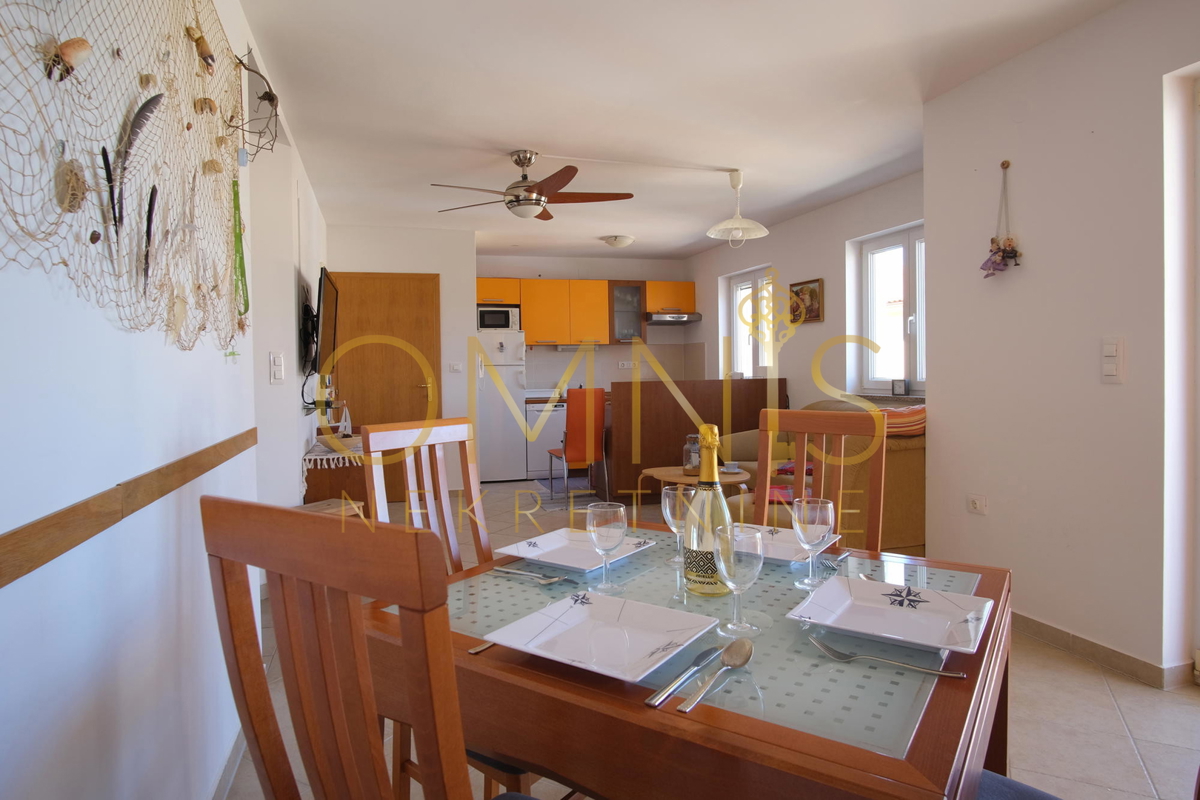 ISOLA DI KRK – KLIMNO, appartamento trilocale di 60 m² con vista mare, a 300 m dalla spiaggia