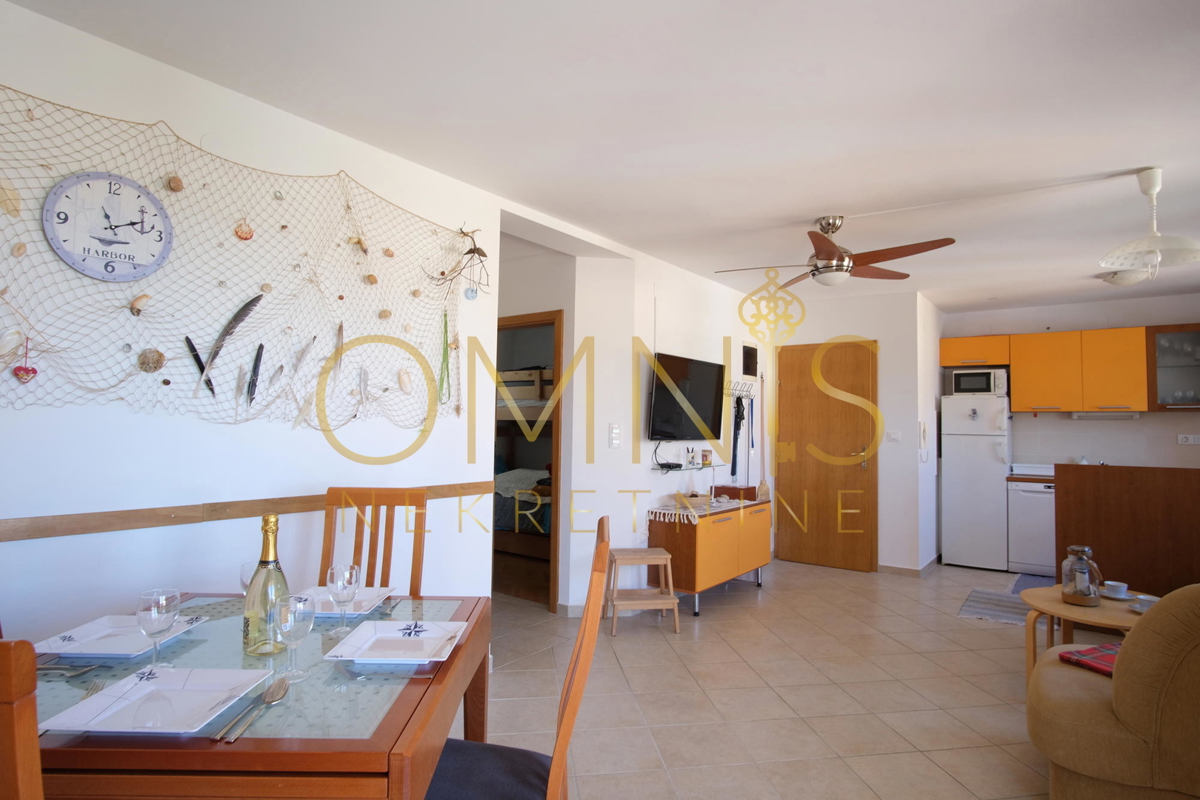 ISOLA DI KRK – KLIMNO, appartamento trilocale di 60 m² con vista mare, a 300 m dalla spiaggia