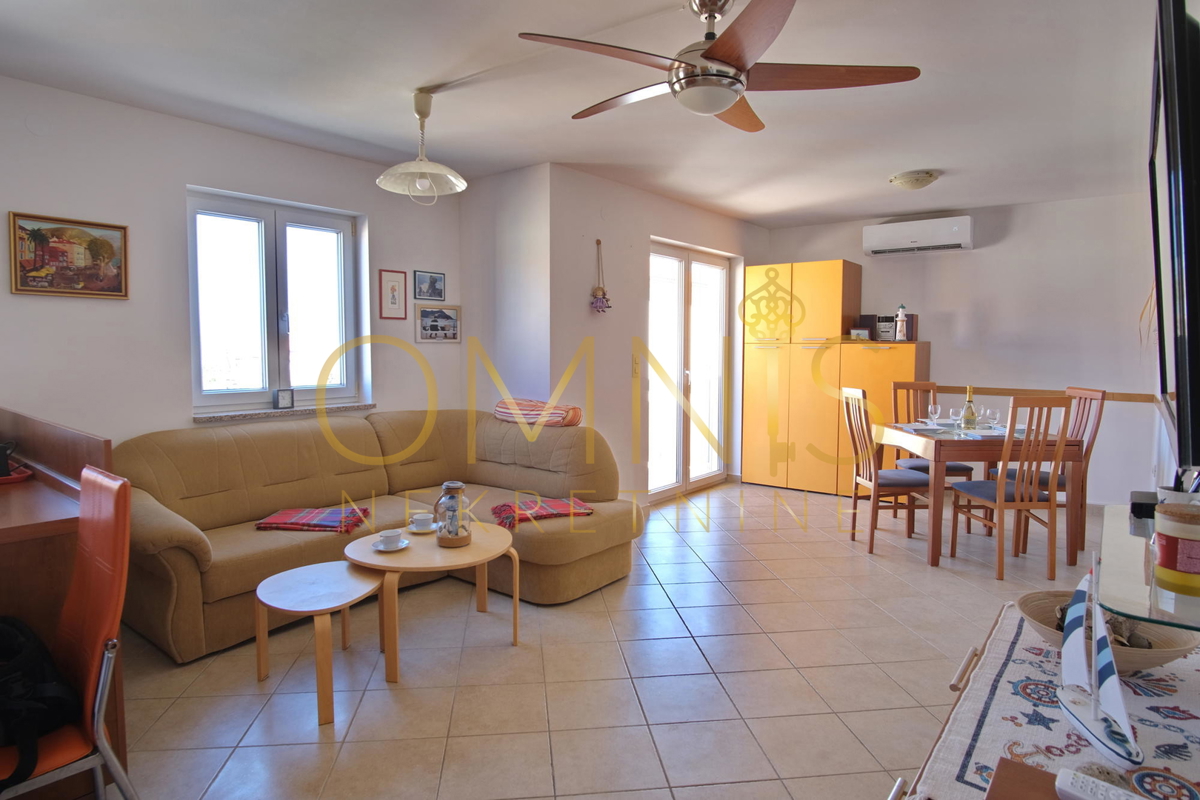 ISOLA DI KRK – KLIMNO, appartamento trilocale di 60 m² con vista mare, a 300 m dalla spiaggia