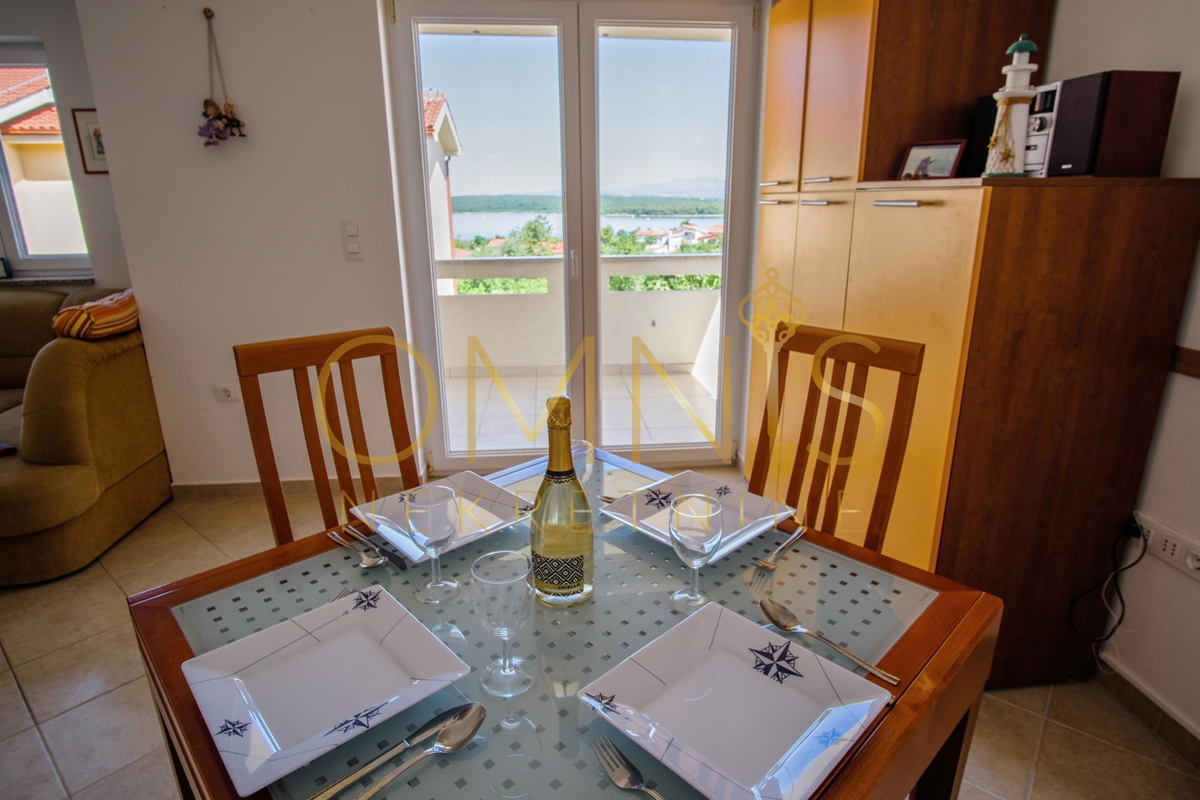 ISOLA DI KRK – KLIMNO, appartamento trilocale di 60 m² con vista mare, a 300 m dalla spiaggia