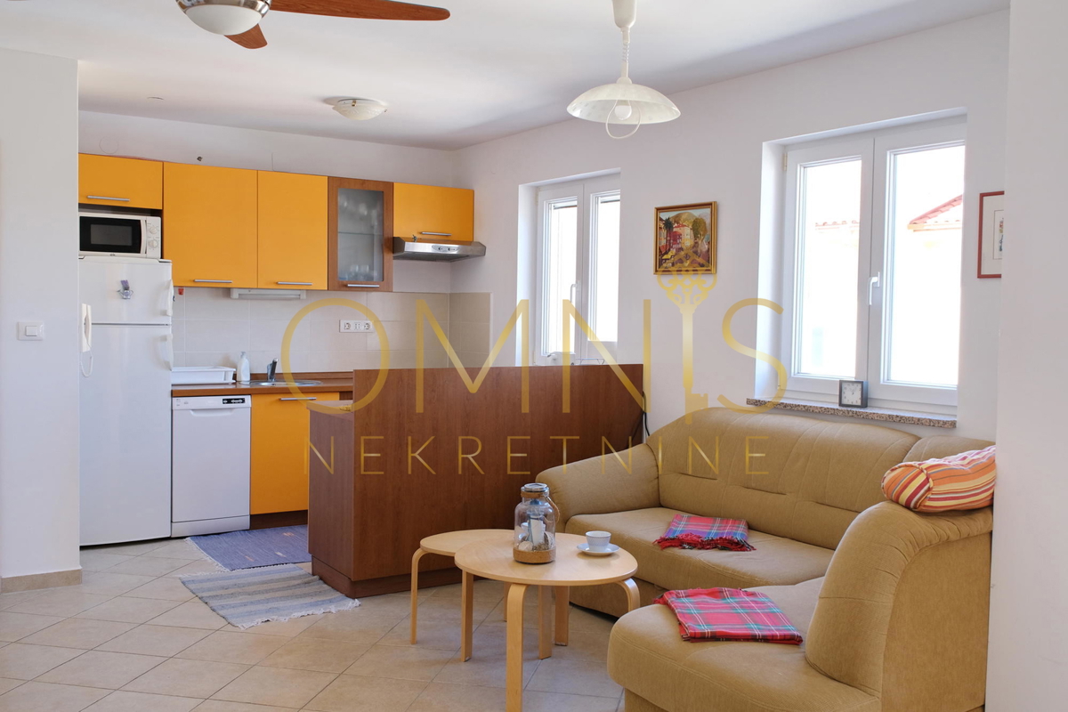 ISOLA DI KRK – KLIMNO, appartamento trilocale di 60 m² con vista mare, a 300 m dalla spiaggia