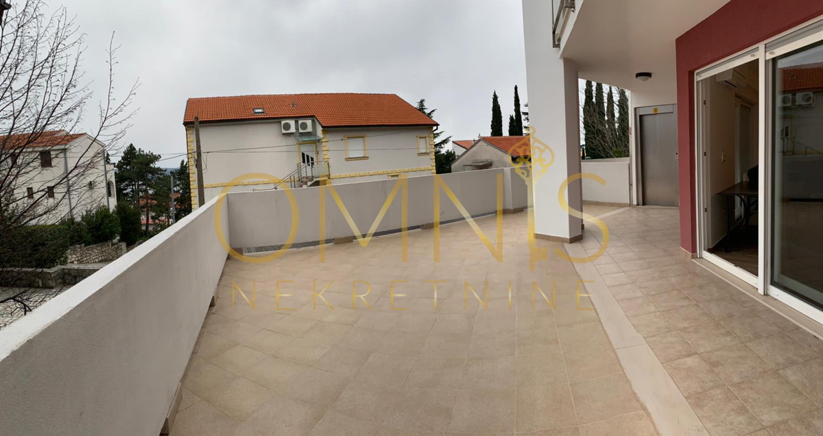 CRIKVENICA – DRAMALJ | Moderno trilocale con ampio terrazzo, a 200 m dal mare