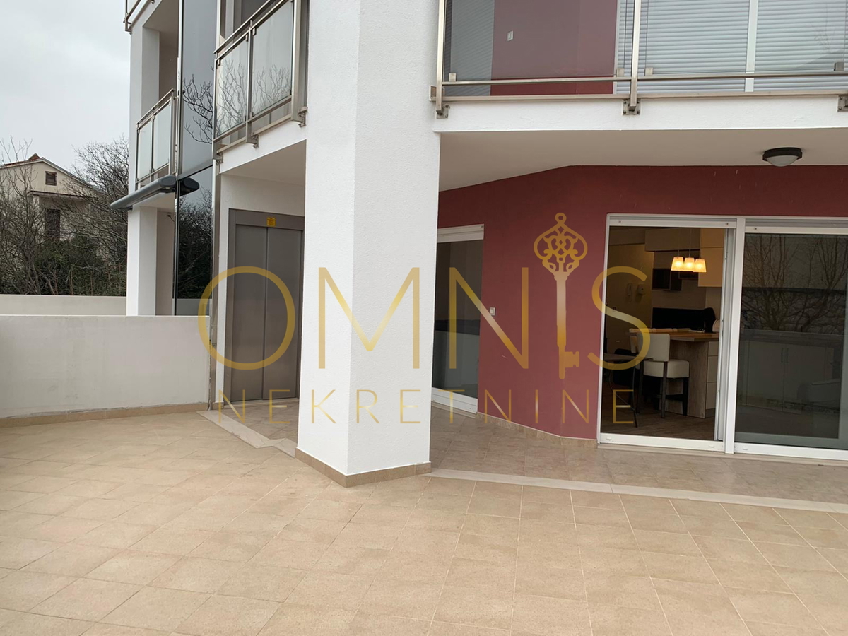 CRIKVENICA – DRAMALJ | Moderno trilocale con ampio terrazzo, a 200 m dal mare