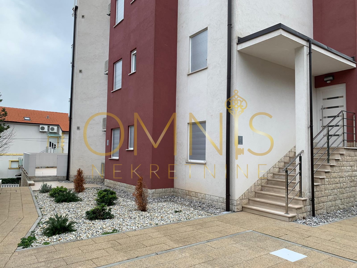 CRIKVENICA – DRAMALJ | Moderno trilocale con ampio terrazzo, a 200 m dal mare