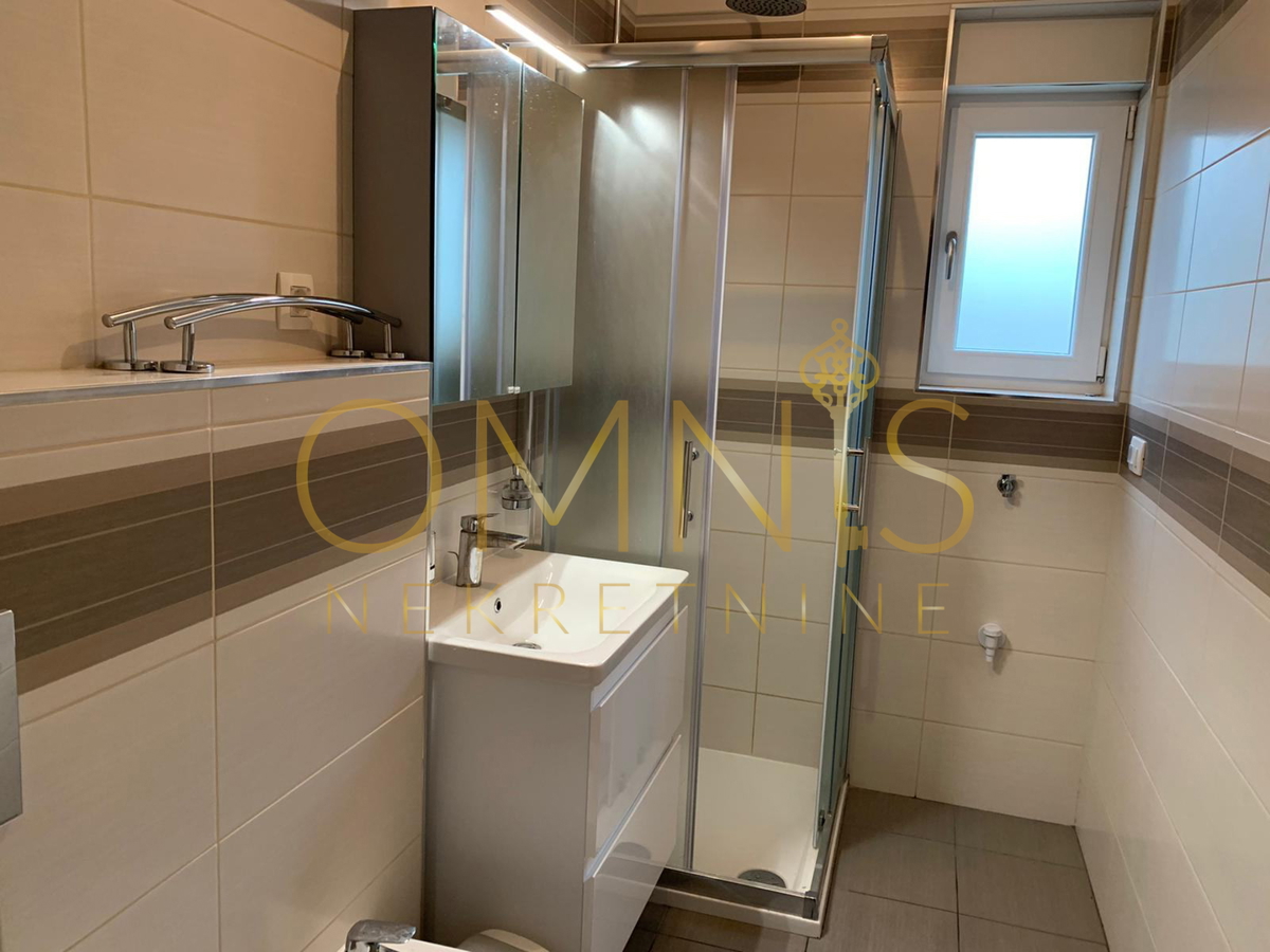 CRIKVENICA – DRAMALJ | Moderno trilocale con ampio terrazzo, a 200 m dal mare