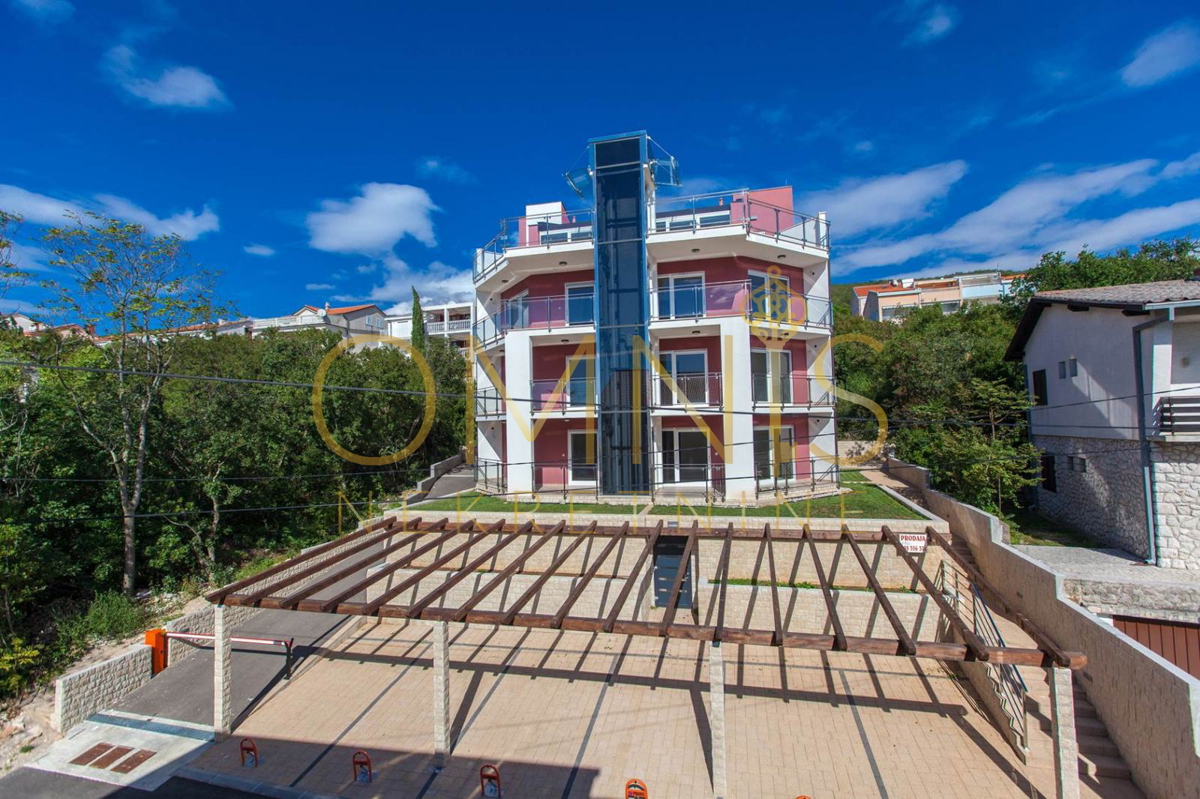 CRIKVENICA – DRAMALJ | Moderno trilocale con ampio terrazzo, a 200 m dal mare