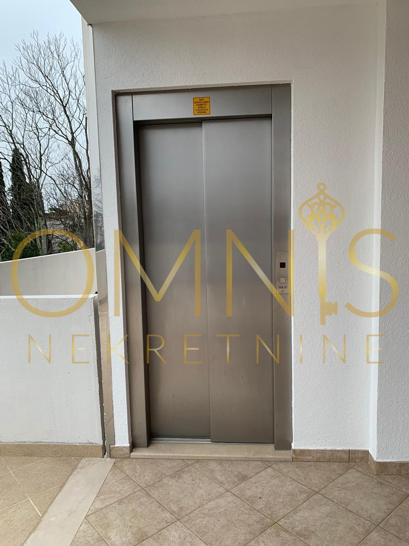 CRIKVENICA – DRAMALJ | Moderno trilocale con ampio terrazzo, a 200 m dal mare