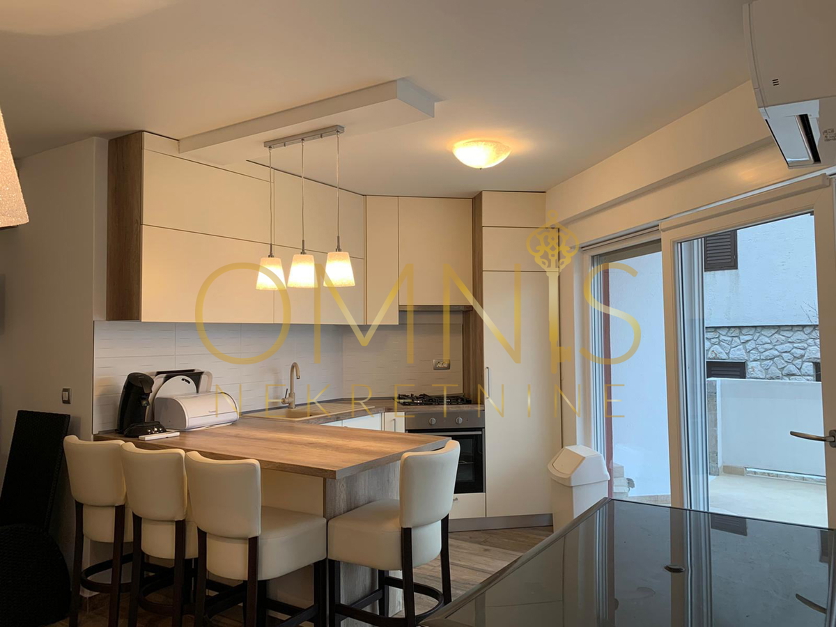 CRIKVENICA – DRAMALJ | Moderno trilocale con ampio terrazzo, a 200 m dal mare