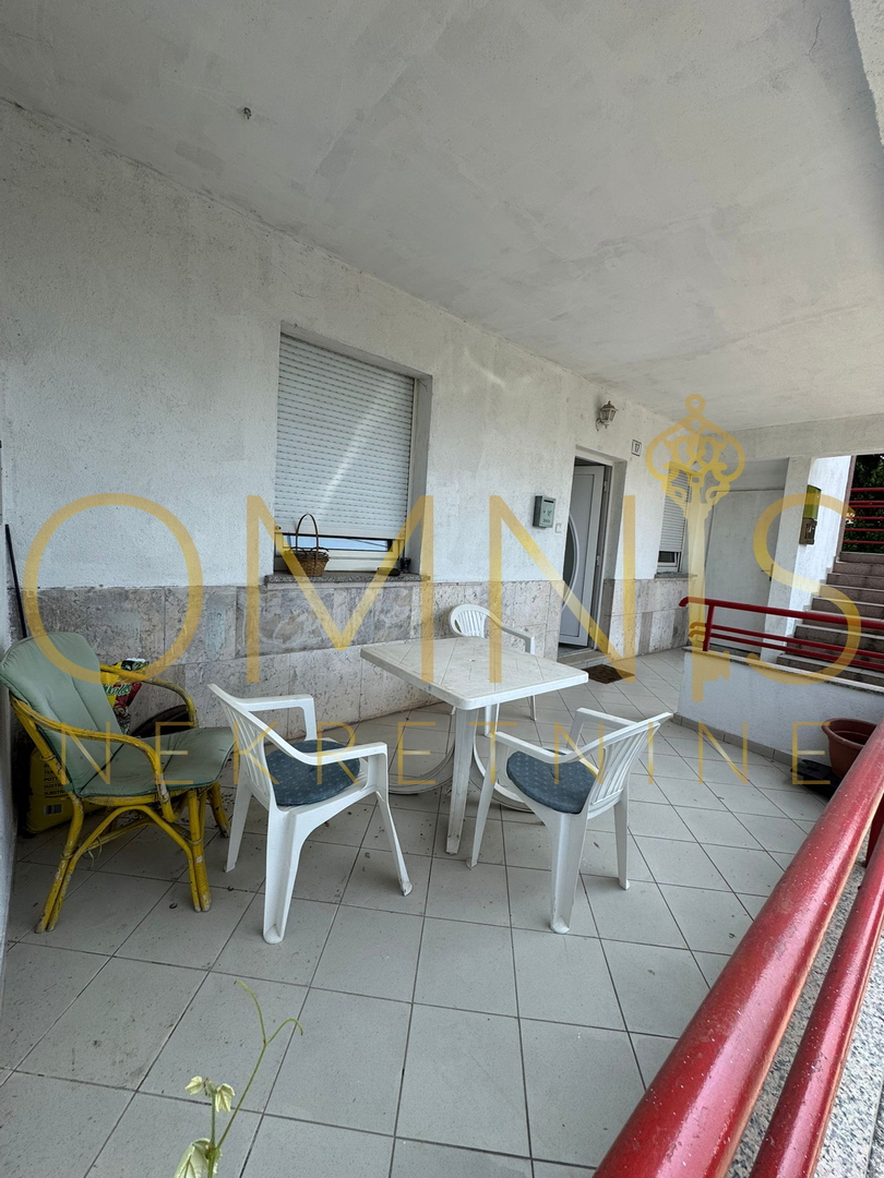 VIŠKOVO, MARINIĆI – AMPIO APPARTAMENTO 3 CAMERE PIÙ SALA DA PRANZO CON TERRAZZA E PARCHEGGIO