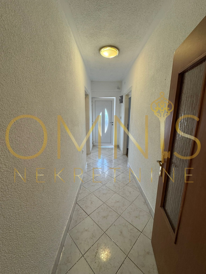 VIŠKOVO, MARINIĆI – AMPIO APPARTAMENTO 3 CAMERE PIÙ SALA DA PRANZO CON TERRAZZA E PARCHEGGIO