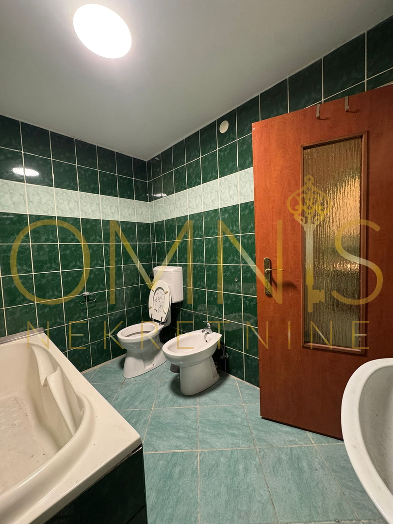 VIŠKOVO, MARINIĆI – AMPIO APPARTAMENTO 3 CAMERE PIÙ SALA DA PRANZO CON TERRAZZA E PARCHEGGIO