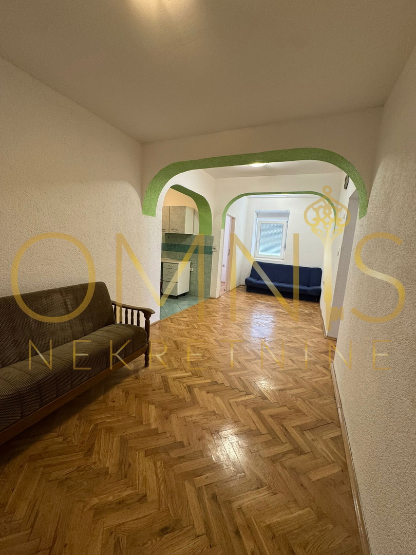 VIŠKOVO, MARINIĆI – AMPIO APPARTAMENTO 3 CAMERE PIÙ SALA DA PRANZO CON TERRAZZA E PARCHEGGIO