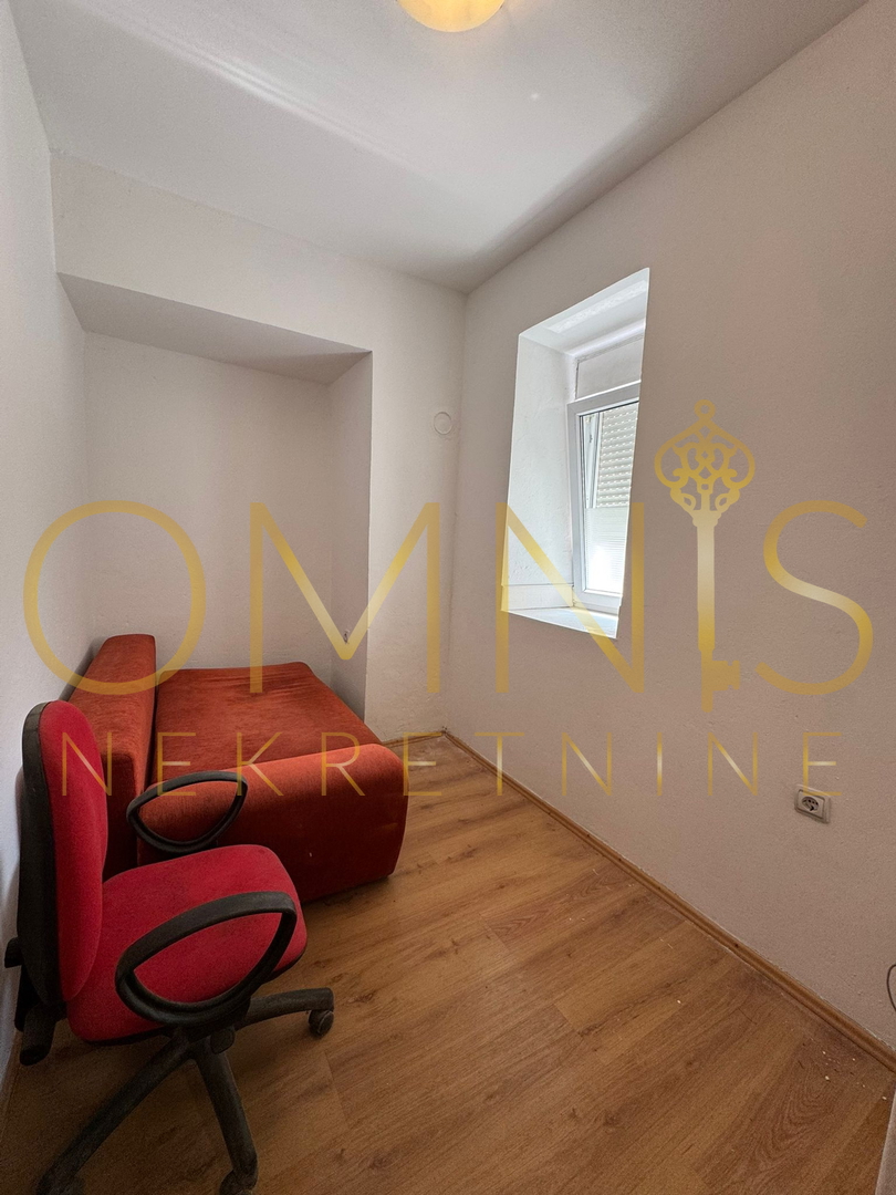 VIŠKOVO, MARINIĆI – AMPIO APPARTAMENTO 3 CAMERE PIÙ SALA DA PRANZO CON TERRAZZA E PARCHEGGIO