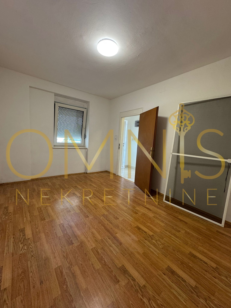 VIŠKOVO, MARINIĆI – AMPIO APPARTAMENTO 3 CAMERE PIÙ SALA DA PRANZO CON TERRAZZA E PARCHEGGIO