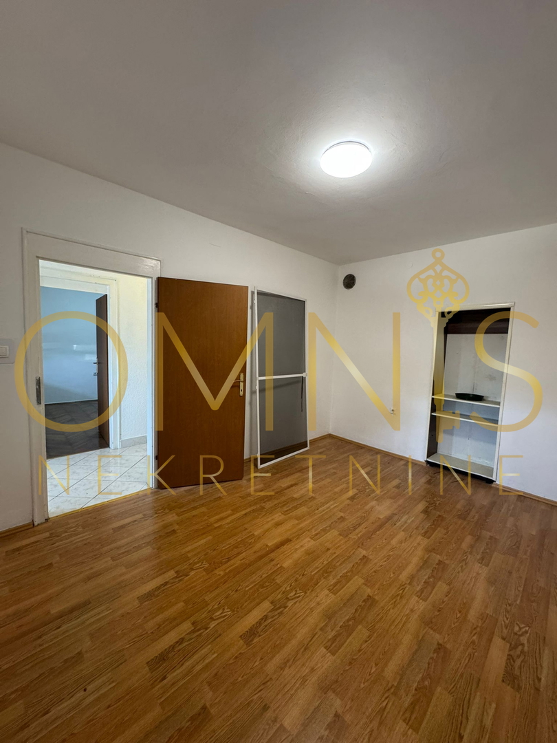 VIŠKOVO, MARINIĆI – AMPIO APPARTAMENTO 3 CAMERE PIÙ SALA DA PRANZO CON TERRAZZA E PARCHEGGIO