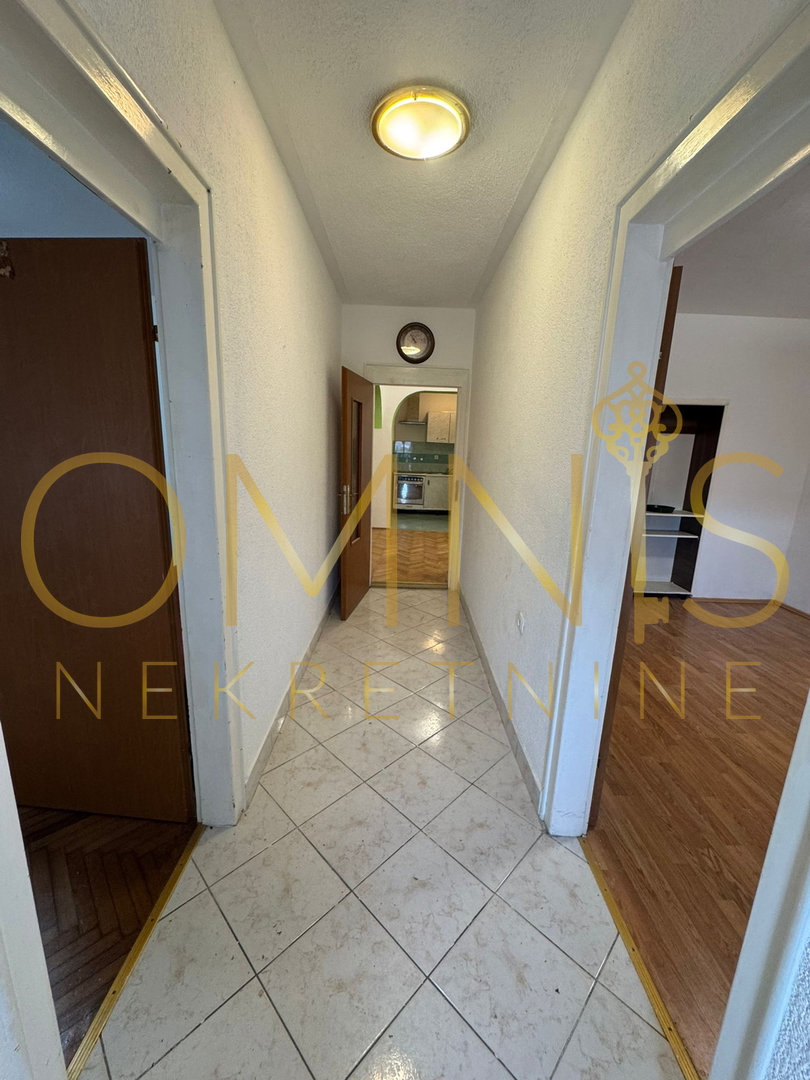 VIŠKOVO, MARINIĆI – AMPIO APPARTAMENTO 3 CAMERE PIÙ SALA DA PRANZO CON TERRAZZA E PARCHEGGIO