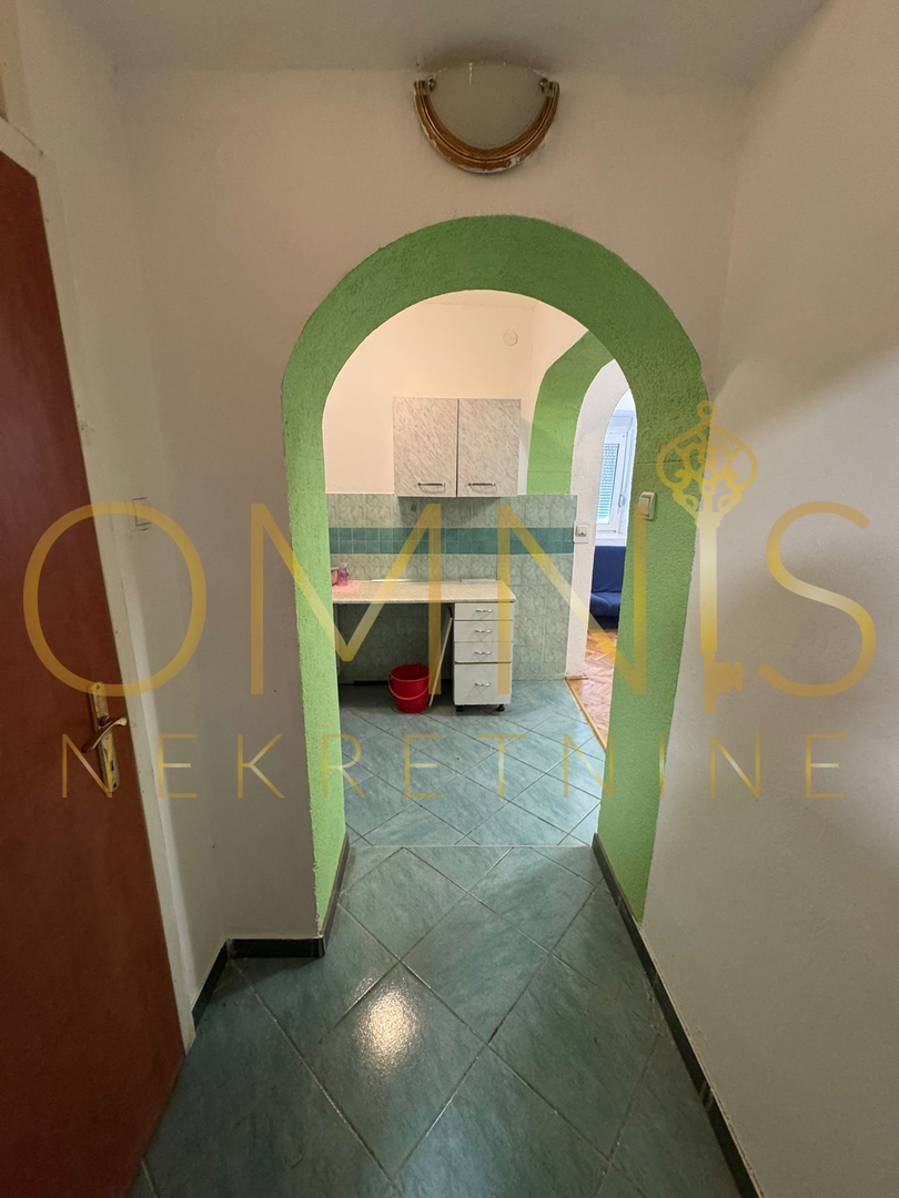 VIŠKOVO, MARINIĆI – AMPIO APPARTAMENTO 3 CAMERE PIÙ SALA DA PRANZO CON TERRAZZA E PARCHEGGIO