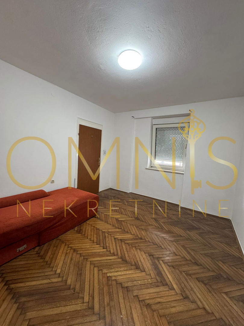 VIŠKOVO, MARINIĆI – AMPIO APPARTAMENTO 3 CAMERE PIÙ SALA DA PRANZO CON TERRAZZA E PARCHEGGIO