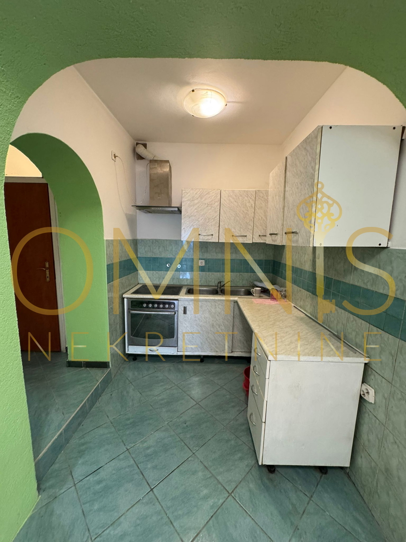 VIŠKOVO, MARINIĆI – AMPIO APPARTAMENTO 3 CAMERE PIÙ SALA DA PRANZO CON TERRAZZA E PARCHEGGIO