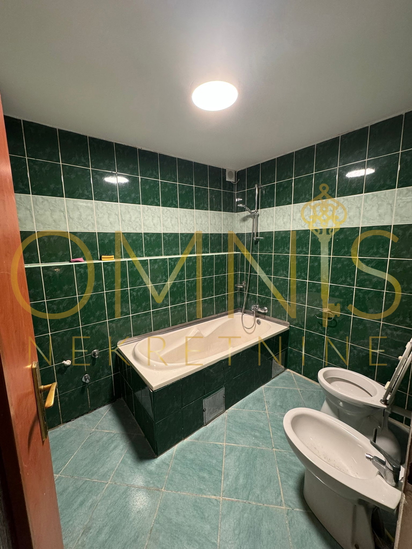 VIŠKOVO, MARINIĆI – AMPIO APPARTAMENTO 3 CAMERE PIÙ SALA DA PRANZO CON TERRAZZA E PARCHEGGIO