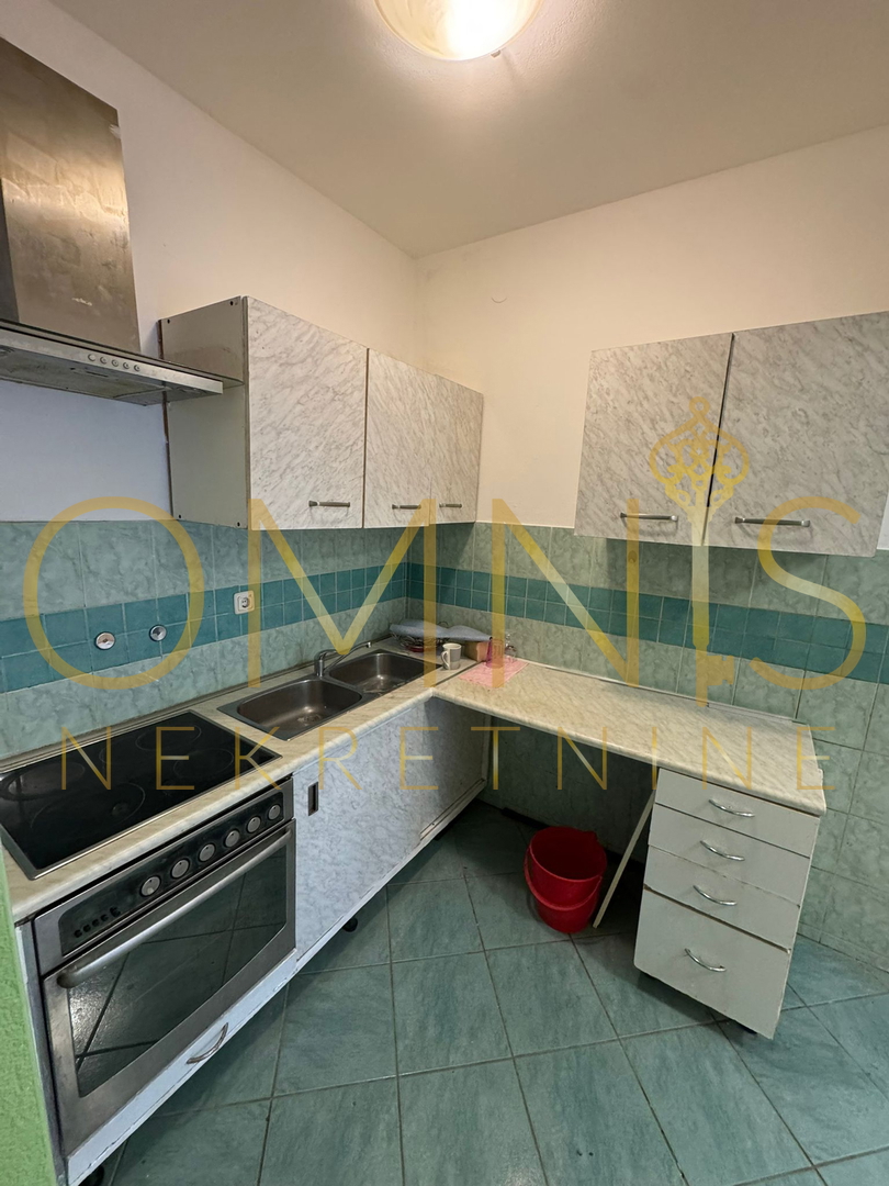 VIŠKOVO, MARINIĆI – AMPIO APPARTAMENTO 3 CAMERE PIÙ SALA DA PRANZO CON TERRAZZA E PARCHEGGIO