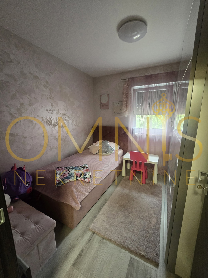 Viškovo, appartamento su due livelli, 110 m2, 3 camere + soggiorno con angolo cottura, in vendita!