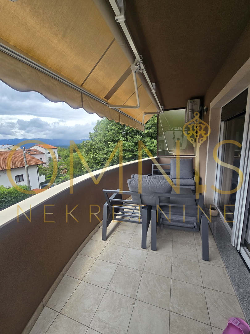 Viškovo, appartamento su due livelli, 110 m2, 3 camere + soggiorno con angolo cottura, in vendita!