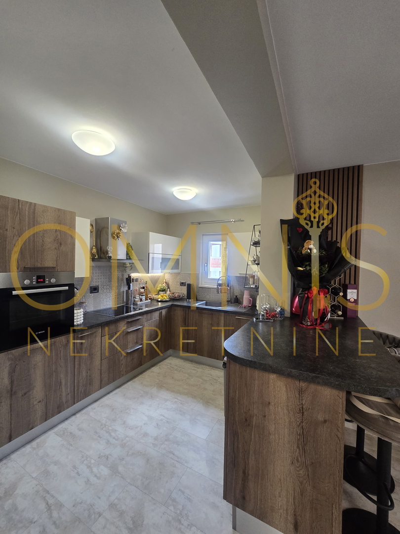 Viškovo, appartamento su due livelli, 110 m2, 3 camere + soggiorno con angolo cottura, in vendita!