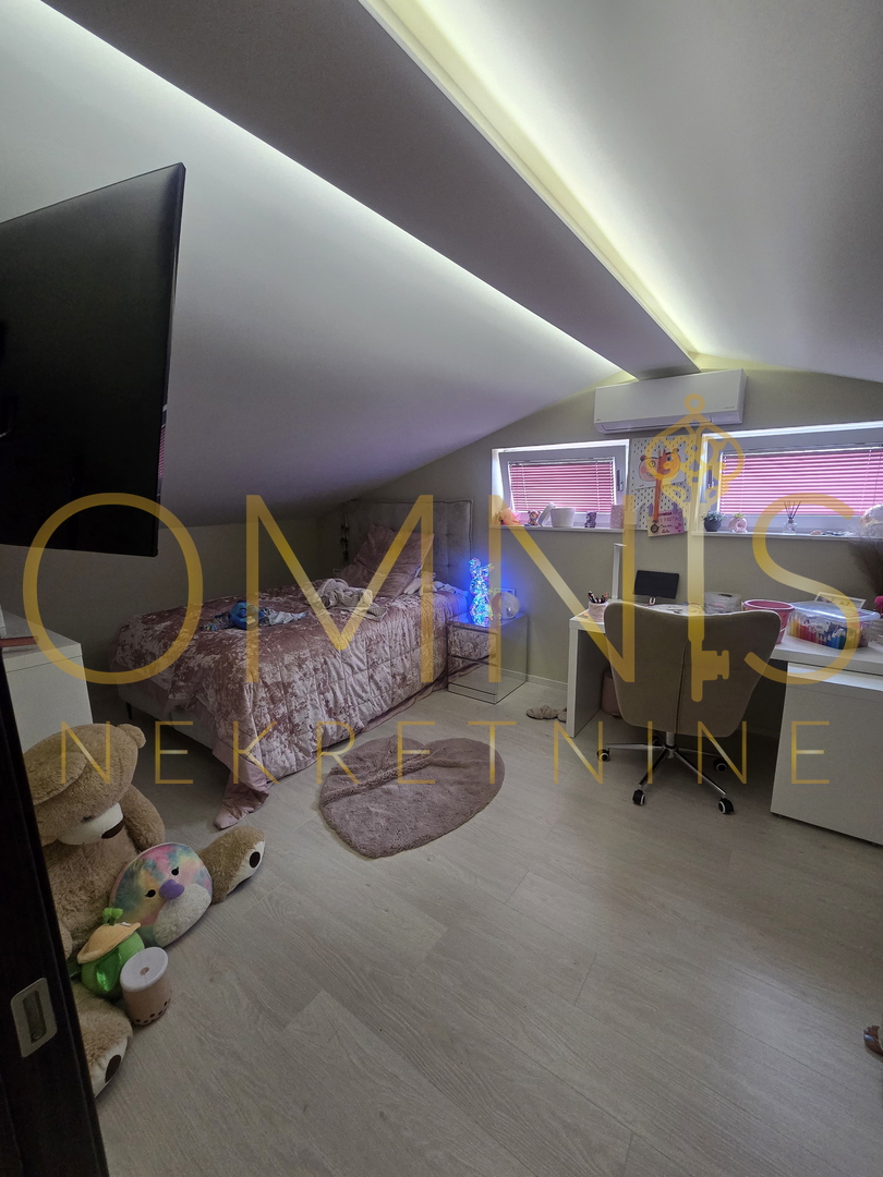 Viškovo, appartamento su due livelli, 110 m2, 3 camere + soggiorno con angolo cottura, in vendita!