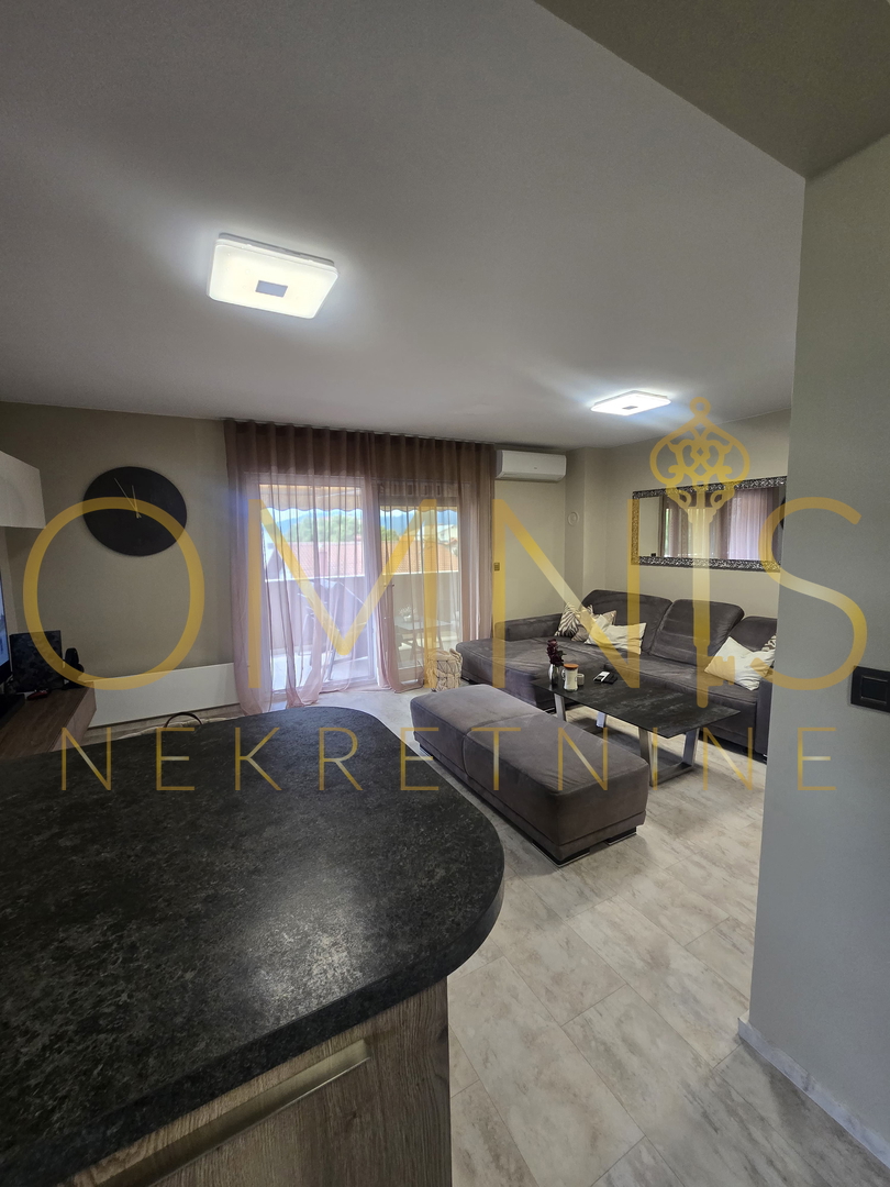 Viškovo, appartamento su due livelli, 110 m2, 3 camere + soggiorno con angolo cottura, in vendita!