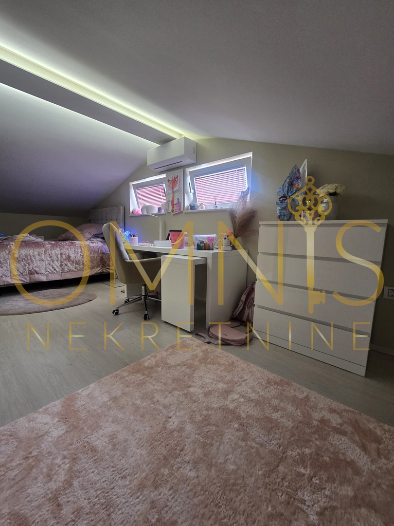 Viškovo, appartamento su due livelli, 110 m2, 3 camere + soggiorno con angolo cottura, in vendita!